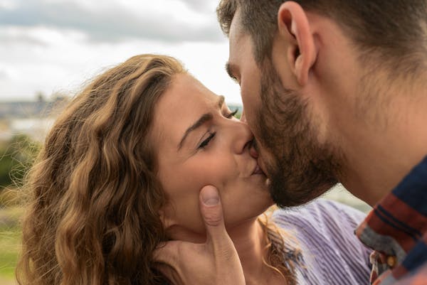 Decoding First Date Body Language: Understanding the Unspoken Cues