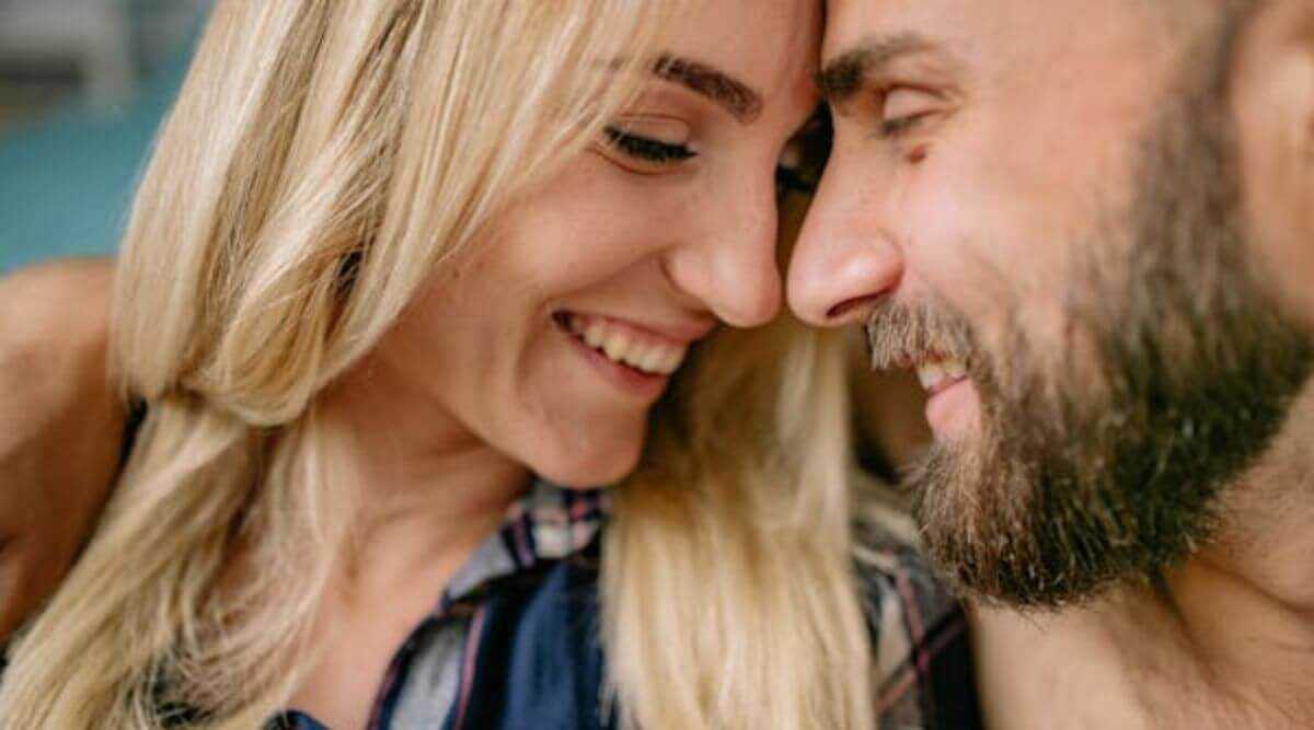 Decoding First Date Body Language: Understanding the Unspoken Cues
