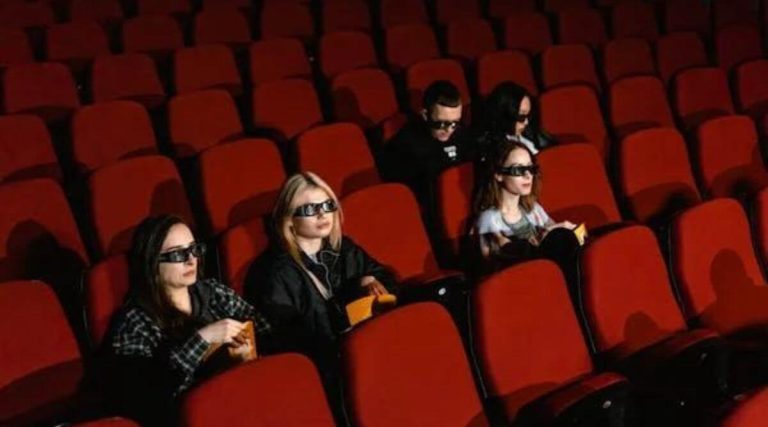 Lights, Camera, Critique: Exploring the Impact of Film Criticism on Audience Perception